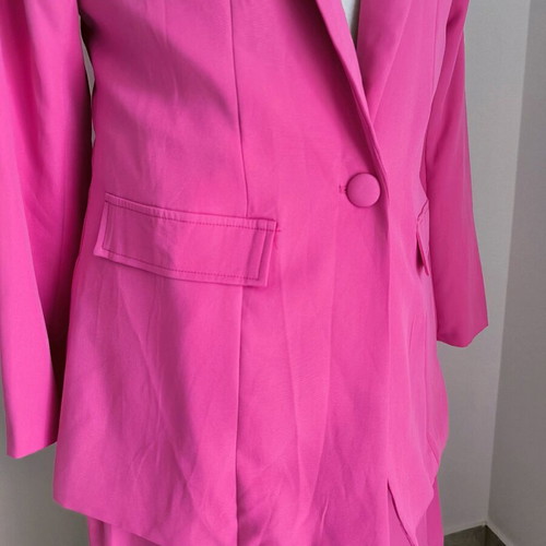 Women's fuchsia suit like new with button fastening