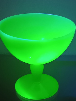 RARE Vintage Fruit Bowl Uranium Glass Jadeite '30s - Glows GREEN under UV