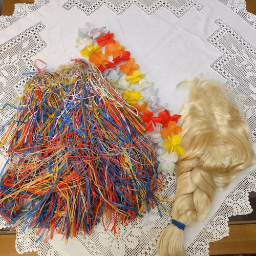 Hawaiian carnival costume like new for 14 years old with skirt, wig and flower necklace