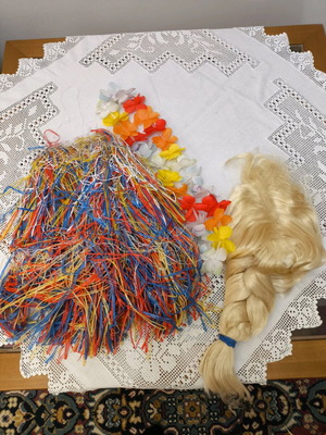 Hawaiian carnival costume like new for 14 years old with skirt, wig and flower necklace