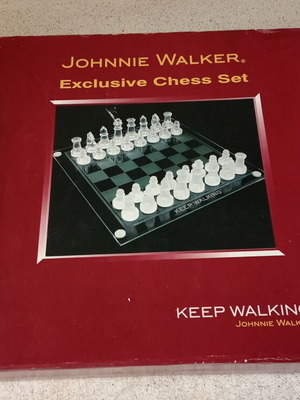 Γυάλινο σκάκι Johnnie Walker μεταχειρισμένο με 32 πιόνια, ματ και διάφανα