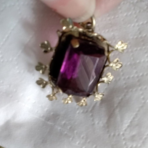 Vintage pendant with precious stone used, broken leaf detail