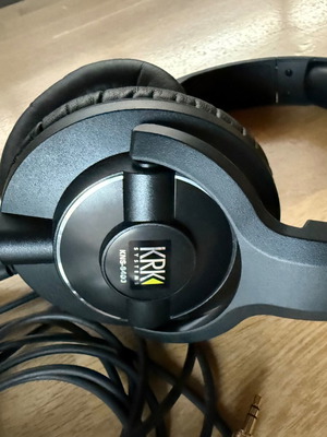 KRK KNS-8400 Studio Monitor Headphones like new, closed-back