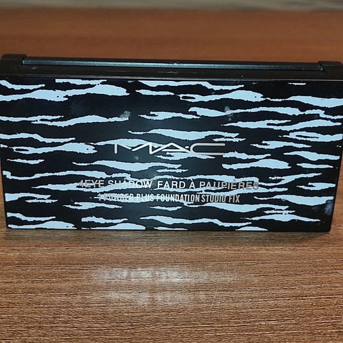 MAC palette with eyeshadows and powder 04 new