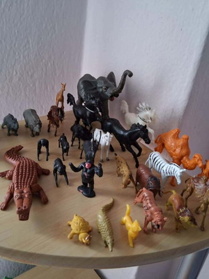 Plastic animal toys like new, pack of 30 pieces