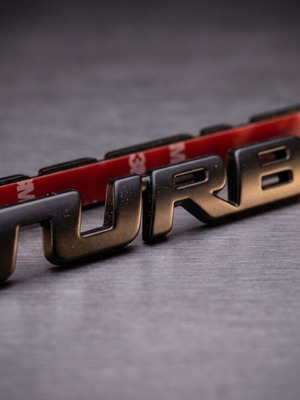 Σήμα αυτοκινήτου Turbo μαύρο ματ αυτοκόλλητο