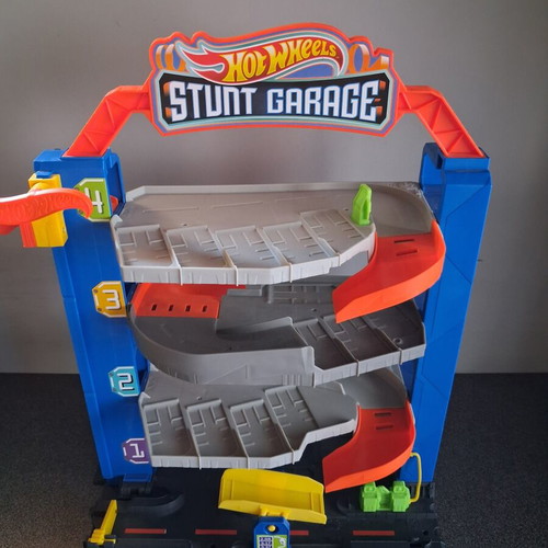 Hot Wheels City playset like new with Stunt Garage and Downtown Tune Up Shop