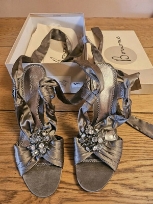 Bourne Taupe sandals new, size 40, gray beige