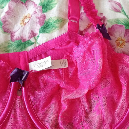 Victoria's Secret set XL fuchsia with full coverage bra 38D and garters
