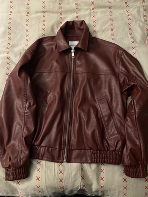 Μπουφάν Bershka από δερματίνη μπορντώ μέγεθος Small σαν καινούργιο