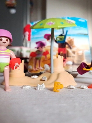 Playmobil beach set with 2 figures like new