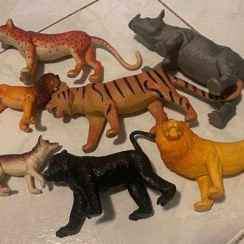 Montessori jungle animal figures like new, set of 7