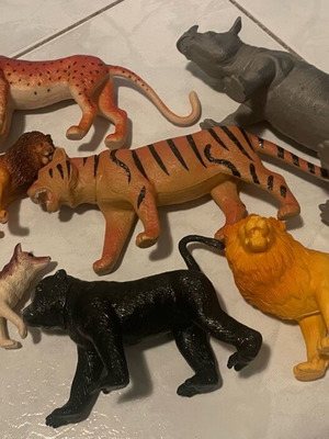 Montessori jungle animal figures like new, set of 7