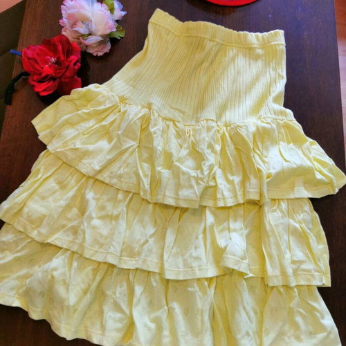 Yellow tiered skirt with elastic rib-knit waist, size M