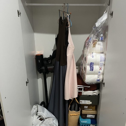 Three-door clothing wardrobe 180x52x140 cm with adjustable plastic feet