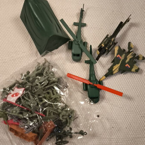 Plastic army men figures, khaki color