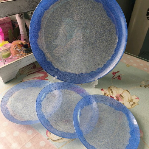 Pasta set like new, 3 small plates and 1 large sandblasted glass platter