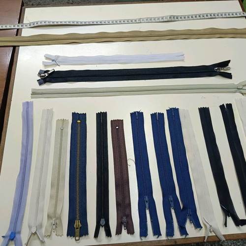 Zippers in various colors, 19 pieces like new