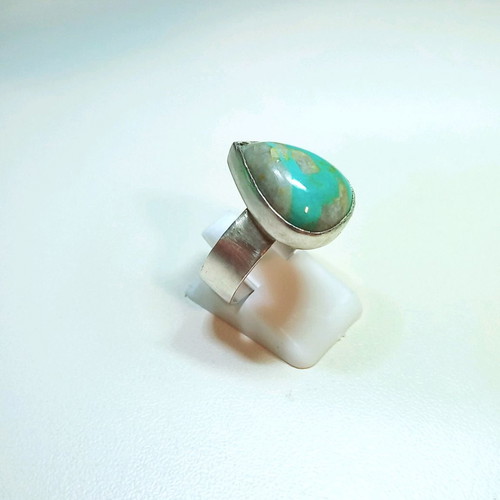 Silver ring 9.25 with turquoise semi-precious stone like new
