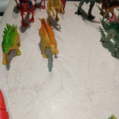 Dinosaur figures like new, set of 17 with dragons