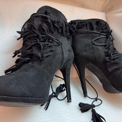 Booties with heel and suede fringes size 40 like new, black