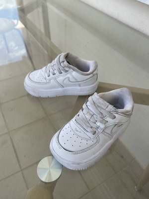 Nike παιδικά αθλητικά παπούτσια μέγεθος 23,5 μεταχειρισμένα, άσπρα, για πλατύ πόδι