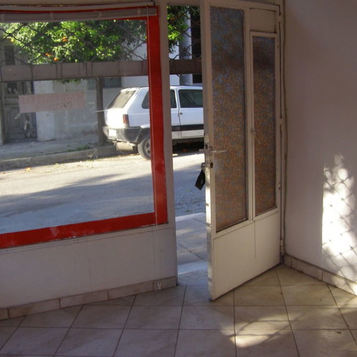 Commercial space 22 sqm renovated, ground floor, Keratsini Tambouria, with wc
