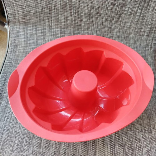 Tupperware silicone cake mold new without tag