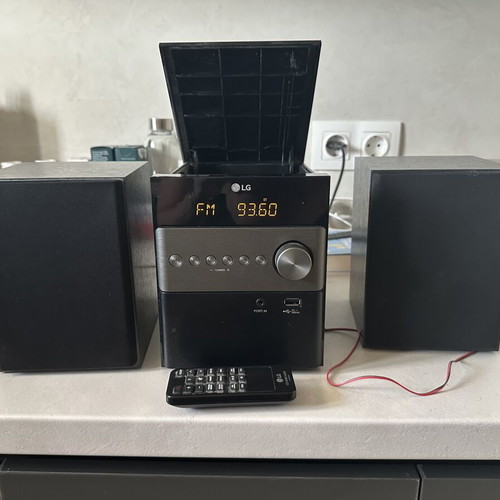 LG HiFi system like new with remote control