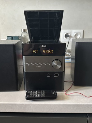 LG HiFi system like new with remote control