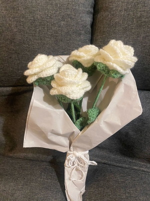 Crocheted flower bouquet with 4 roses, new