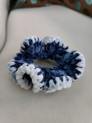 Χειροποίητο πλεκτό scrunchie για τα μαλλιά σε μπλε και γαλάζιο