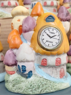 Ceramic house clock new 10×8 cm