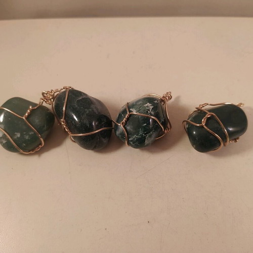 Agates new, lot of 4 green pieces