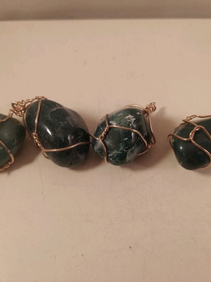 Agates new, lot of 4 green pieces
