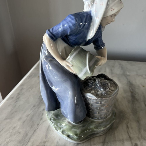 Royal Copenhagen Porcelain Figure Model 1549 Woman with Potatoes Like New