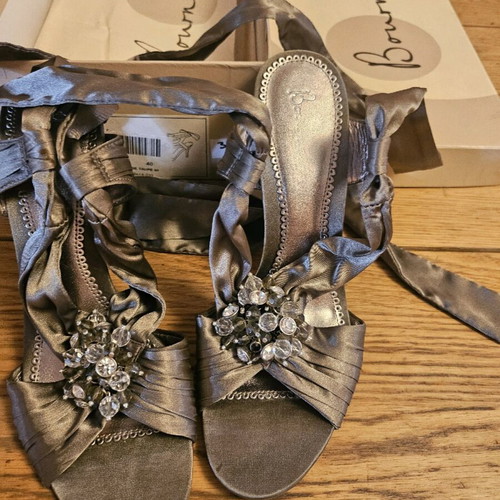 Bourne Taupe sandals new, size 40, gray beige