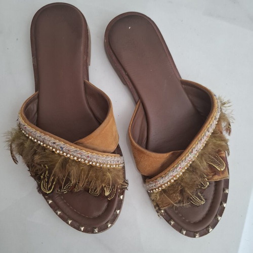 Flat slippers with feathers in beige and brown, like new