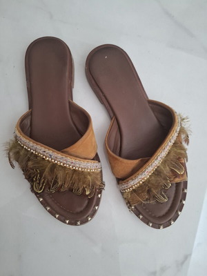 Flat slippers with feathers in beige and brown, like new