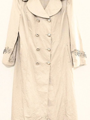 Retro Muse beige waterproof trenchcoat with ruffle flower details like new, size L-XL