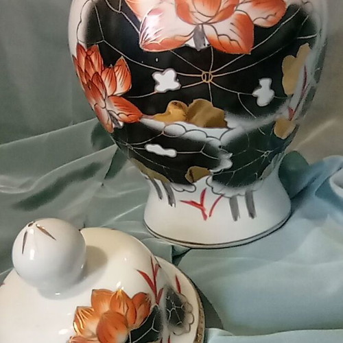 Chinese porcelain jar with lid ginger jar type 31cm like new