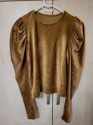 Gold blouse medium used with distinctive shoulders