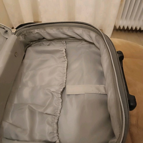 Artistry beauty case like new, gray