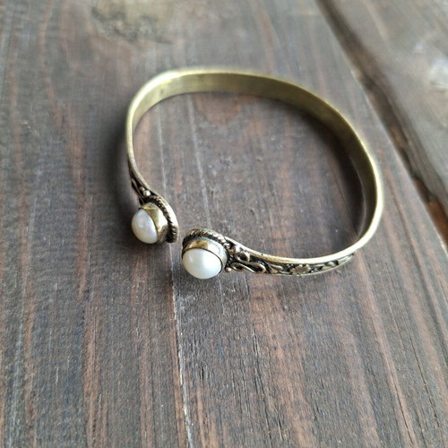 Bracelet with bronze floral motifs and real pearls used