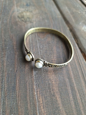 Bracelet with bronze floral motifs and real pearls used