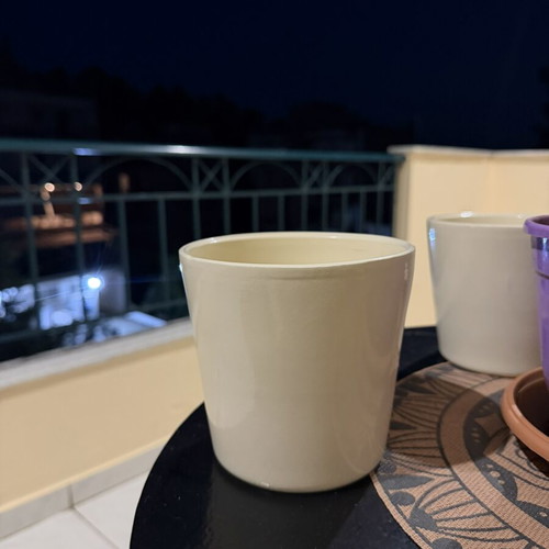 Flowerpots cream color, set of 2, like new, clay