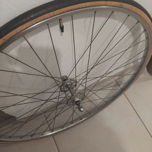 Bicycle wheels used with tires and inner tubes