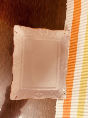 White dessert serving plates with gold border like new, pack of 11