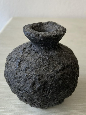 Μικρό διακοσμητικό βαζάκι από ηφαιστειογενές υλικό σαν καινούργιο