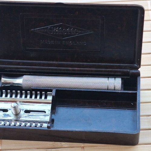 Gillette Flat Bottom Twin Pin Long Comb DE Razor used in original box